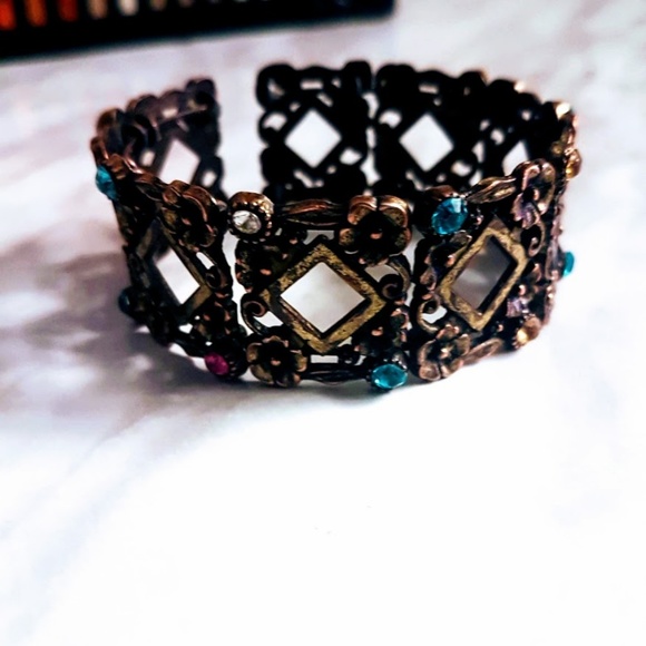 None Jewelry - #J8 Floral Design Snap On Bracelet